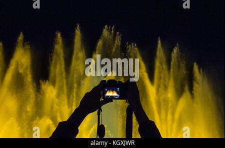 Der Magische Brunnen von Montjuïc. Ein Brunnen Anzeige gespielt zu Licht und Musik, Barcelona, Spanien. Stockfoto