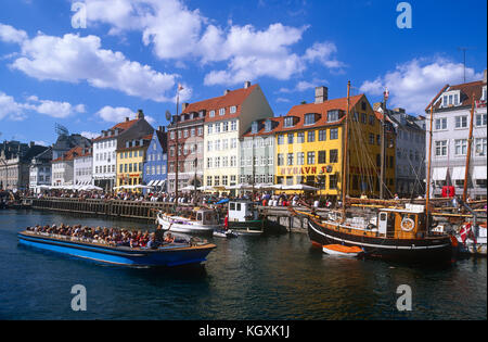 Touristen auf Vergnügen Boot, Nyhavn, Kopenhagen, Dänemark Stockfoto