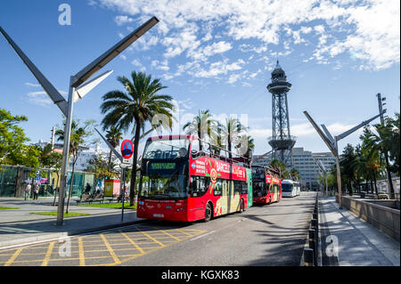 Rote Doppeldecker Barcelona City Tour Busse in der Nähe der Port Cable Car tower geparkt. Stockfoto