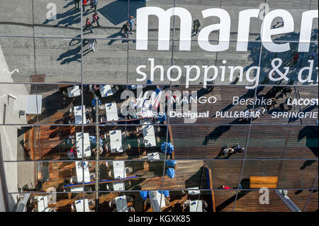 Das Maremagnum, ein großes Einkaufszentrum direkt am Wasser in der Nähe von Port Vell, Barcelona, Spanien Stockfoto