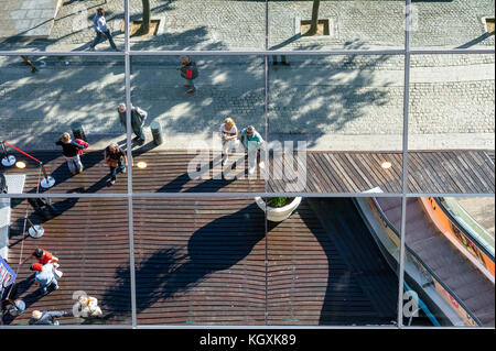 Das Maremagnum, ein großes Einkaufszentrum direkt am Wasser in der Nähe von Port Vell, Barcelona, Spanien Stockfoto