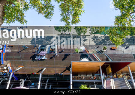 Das Maremagnum, ein großes Einkaufszentrum direkt am Wasser in der Nähe von Port Vell, Barcelona, Spanien Stockfoto