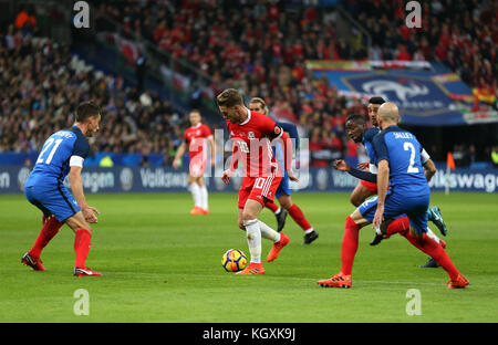 Wales' Aaron Ramsey (Mitte) in Aktion während des Internationalen Freundschaftsspiel im Stade de France, Paris. Stockfoto