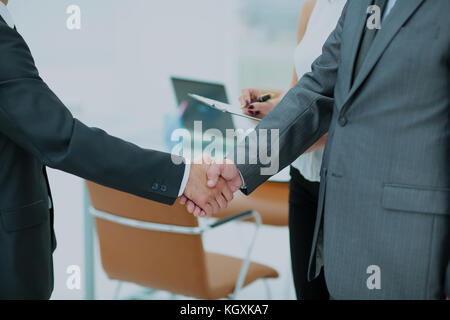 Nahaufnahme des Handshake von zwei Geschäftsmänner im Hintergrund des Amtes Stockfoto