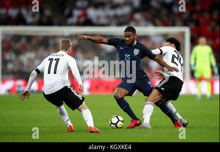 Timo Werner (links) und Leroy Sane (rechts) kämpfen im internationalen Freundschaftsspiel im Londoner Wembley Stadium um den Ball mit Joe Gomez (Mitte). Stockfoto