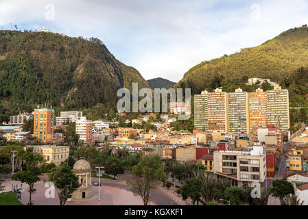 La Candelaria Viertel im Zentrum von Bogota, Kolumbien mit der Anden sichtbar Stockfoto