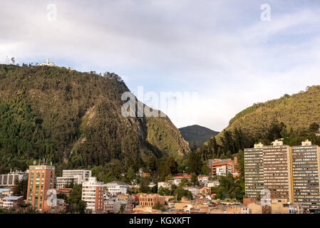 Blick auf das Zentrum von Bogota, Kolumbien mit der Anden und monserrate im Hintergrund sichtbar Stockfoto