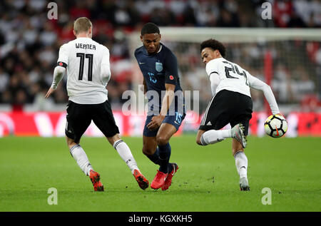 Die deutschen Timo Werner (links) und Leroy Sane (rechts) kämpfen während des Internationalen Freundschaftsspiel im Wembley Stadium, London, um den Ball mit dem englischen Joe Gomez (Mitte). DRÜCKEN Sie VERBANDSFOTO. Bilddatum: Freitag, 10. November 2017. Siehe PA Geschichte FUSSBALL England. Bildnachweis sollte lauten: Nick Potts/PA Wire. EINSCHRÄNKUNGEN: Nutzung unterliegt FA-Einschränkungen. Nur für redaktionelle Zwecke. Kommerzielle Nutzung nur mit vorheriger schriftlicher Zustimmung des FA. Keine Bearbeitung außer Zuschneiden. Stockfoto