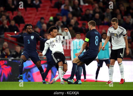 Der deutsche Leroy Sane (Mitte links) und der englische Eric Dier (Mitte rechts) kämpfen während des Internationalen Freundschaftsspiels im Wembley Stadium, London, um den Ball. DRÜCKEN Sie VERBANDSFOTO. Bilddatum: Freitag, 10. November 2017. Siehe PA Geschichte FUSSBALL England. Bildnachweis sollte lauten: Nick Potts/PA Wire. EINSCHRÄNKUNGEN: Nutzung unterliegt FA-Einschränkungen. Nur für redaktionelle Zwecke. Kommerzielle Nutzung nur mit vorheriger schriftlicher Zustimmung des FA. Keine Bearbeitung außer Zuschneiden. Stockfoto