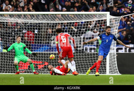 Der Franzose Olivier Giroud (rechts) feiert das zweite Tor seiner Spielseite während des Internationalen Freundschaftsspiels im Stade de France, Paris. Stockfoto