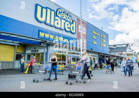 Wandern mit Shopping Carts auf den Eingang von GeKas in Ullared, 3. September 2017 Stockfoto