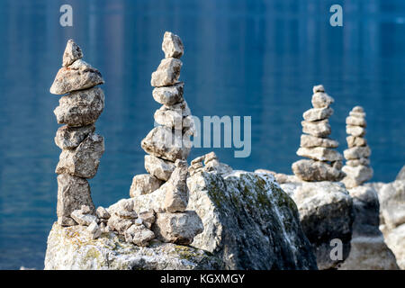 Cairns, in eine symbolische Bedeutung, in einer französischen Naturschutzgebiet gefunden. Stockfoto