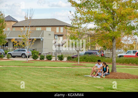 Mann und Frau, junges Paar, entspannend, sitzen in einem öffentlichen Park zum Mittagessen in Montgomery, Alabama, USA. Stockfoto