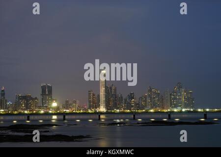 Nachtansicht von Cinta Costera und moderne Skyline von Panama City, Panama. Stockfoto
