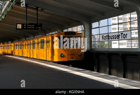 U-Bahn Station ankommen, Kottbusser Tor, Berlin, Deutschland Stockfoto