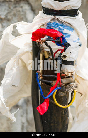 Freiliegende planlos elektrische Kabel stellt eine potenzielle Gefahr für Menschen, Kenia, Ostafrika Stockfoto