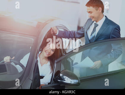 Business-Frau wählt ein Auto im Büro Stockfoto