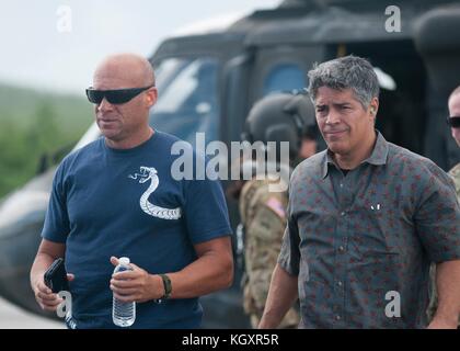 Schauspieler greg Duncan (links) und Esai Morales helfen US-Soldaten liefern Hilfsgüter nach Puerto Rican Bewohner während der Hilfsmaßnahmen in den Wirbelsturm maria November 5, 2017 in Vieques, Puerto Rico. (Foto von Armando vasquez über planetpix) Stockfoto