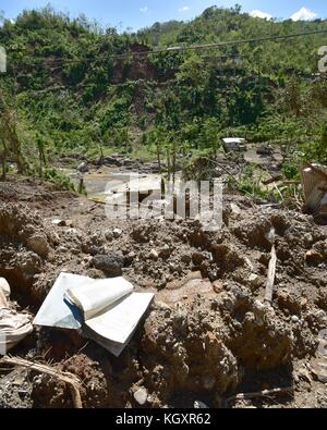 Nach einem Erdrutsch in der Folge des Hurrikans Maria vom 2. November 2017 in Lares, Puerto Rico, häufen sich Schmutz und Trümmer. (Foto von Lee Snyder über Planetpix) Stockfoto