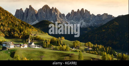 Santa mgdalena Dorf im Val di funes mit der geisler Dolomiten Gruppe auf dem Hintergrund. Südtirol, Italien. Stockfoto