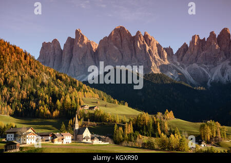 Santa mgdalena Dorf im Val di funes mit der geisler Dolomiten Gruppe auf dem Hintergrund. Südtirol, Italien. Stockfoto