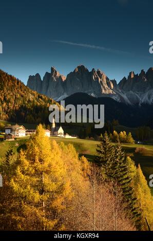 Santa mgdalena Dorf im Val di funes mit der geisler Dolomiten Gruppe auf dem Hintergrund. Südtirol, Italien. Stockfoto