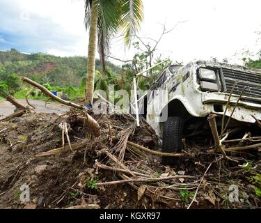 Ein Fahrzeug steckt nach einem Erdrutsch in der Folge des Hurrikans Maria vom 2. November 2017 in Anasco, Puerto Rico, fest. (Foto von Lee Snyder über Planetpix) Stockfoto