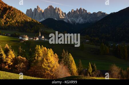 Santa mgdalena Dorf im Val di funes mit der geisler Dolomiten Gruppe auf dem Hintergrund. Südtirol, Italien. Stockfoto