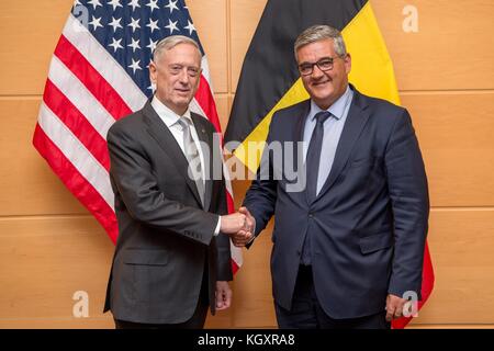 US-Verteidigungsminister James Mattis (links) trifft sich mit dem belgischen Verteidigungsminister Steven Vandeput am 9. November 2017 im NATO-Hauptquartier in Brüssel, Belgien. (Foto von Jette Carr via Planetpix) Stockfoto