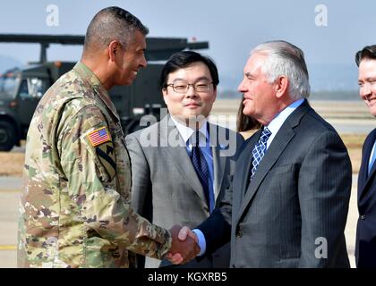 Us-Streitkräfte korea Commander vincent Brooks (links) trifft mit US-Staatssekretär rex tillerson bei einem Besuch der Osan Flughafen Air Force Base 7. November 2017 in PYEONGTAEK, Südkorea. (Foto von Franklin r. ramos über planetpix) Stockfoto