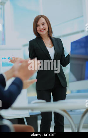 Erfolgreiche Frau, die eine geschäftliche Präsentation Gruppe Stockfoto