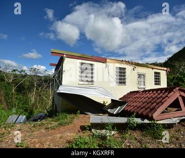 Ein Haus, das durch einen Erdrutsch nach dem Hurrikan Maria am 2. November 2017 in Lares, Puerto Rico, beschädigt wurde. (Foto von Lee Snyder über Planetpix) Stockfoto