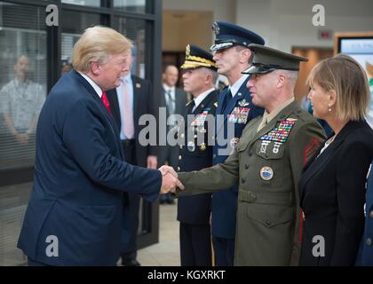 Us-Präsident Donald Trump (links) begrüßt US Pacific Command (USPACOM) Senior Leader Anthony spadaro während einer Auszeichnung Zeremonie im Camp h eingetragen. m. Smith uspacom Sitz 3. November 2017 in Aiea, Hawaii. (Foto von Robin w. Peak über planetpix) Stockfoto