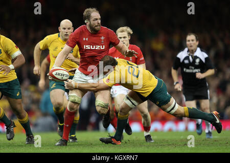 Wales Alun Wyn Jones wird während des Autumn International im Fürstentum Stadium in Cardiff vom australischen Ben McCalman angegangen. Stockfoto