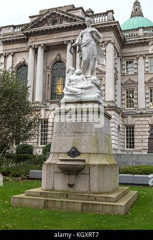 Die Titanic Denkmal in Belfast City Hall. Errichtet wurde das Leben in der Untergang der RMS Titanic am 15. April 1912 verloren zu gedenken. Stockfoto