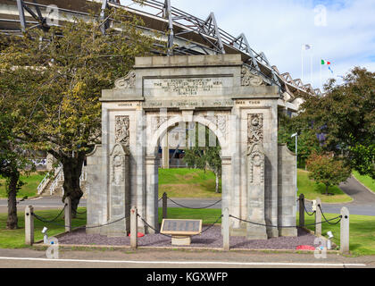 Neben Murrayfield, ein Stadion, ein Kriegerdenkmal, die "der Schottischen Rugby Männer", die ihr Leben in den beiden Weltkriegen gaben. Stockfoto