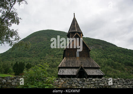 Die Stabkirche in Urnes ist die älteste der noch vorhandenen 28 Stabkirchen in Norwegen. Stockfoto