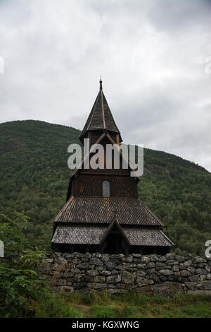 Die Stabkirche in Urnes ist die älteste der noch vorhandenen 28 Stabkirchen in Norwegen. Stockfoto