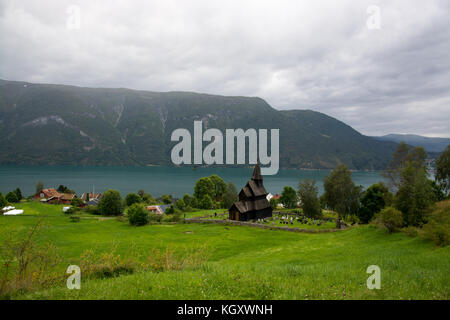 Die Stabkirche in Urnes ist die älteste der noch vorhandenen 28 Stabkirchen in Norwegen. Stockfoto