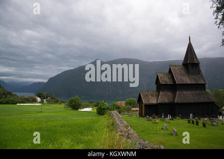 Die Stabkirche in Urnes ist die älteste der noch vorhandenen 28 Stabkirchen in Norwegen. Stockfoto