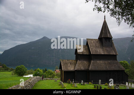 Die Stabkirche in Urnes ist die älteste der noch vorhandenen 28 Stabkirchen in Norwegen. Stockfoto