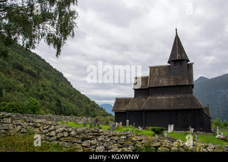 Die Stabkirche in Urnes ist die älteste der noch vorhandenen 28 Stabkirchen in Norwegen. Stockfoto