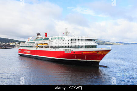 Eine Kreuzfahrt, Fähre namens Bergensfjord kommt in den Hafen von Bergen. Das Schiff wird von Fjord Line besessen und begann sie Segeln im März 2014. Stockfoto