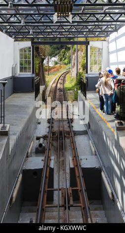 Der Blick von der Bergstation auf dem Berg Floyen die Drahtseilbahn in Bergen, Norwegen. Stockfoto