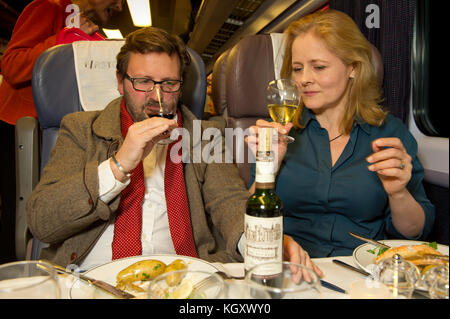 Mitch Tonks startet seine Pullman Dining Menü an paddingrton Station mit Essen Autor xanthe Ton (oben blau/roten Mantel) Stockfoto