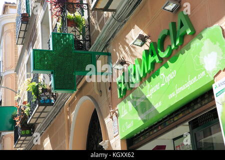 Grünes Schild neon Cross farmacia Apotheke Shop, das Stadtzentrum von Madrid, Spanien Stockfoto