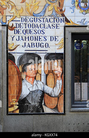 Historische Keramikfliesen Bild auf Restaurant Wall, Calle Cava Baja, La Latina, Madrid, Spanien Stockfoto