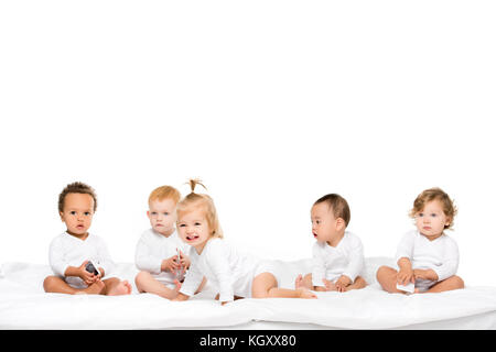 Multikulturelle Kleinkinder mit Smartphones Stockfoto