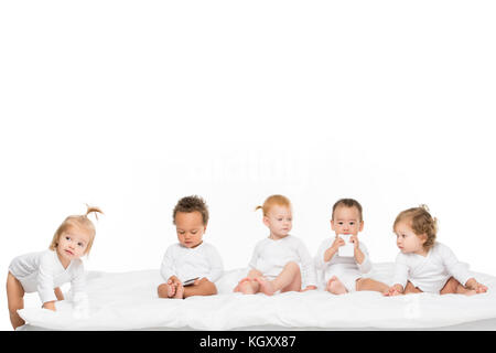 Multikulturelle Kleinkinder mit Smartphones Stockfoto