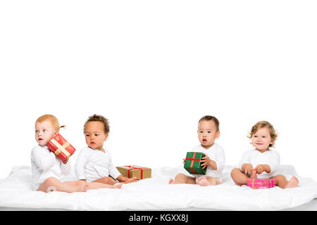 Multiethnischen Kleinkinder mit eingepackte Geschenke Stockfoto